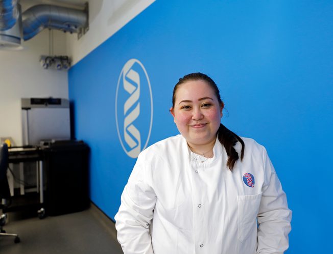 Testimonial from alumni working in a lab