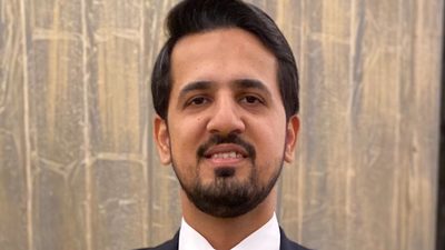 hassan mushtaq headshot
