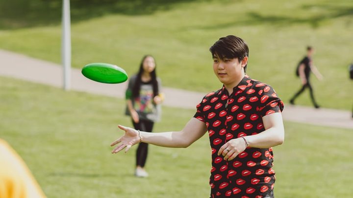 student flying disc in the park