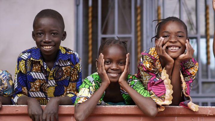 kids cheering up from balcony