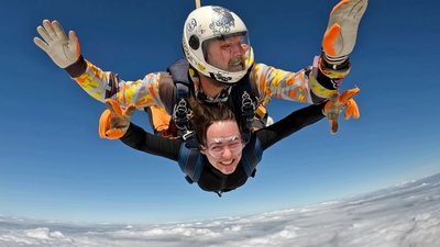 Sara posing while parachuting