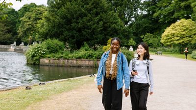 Students walking in University of Nottingham campus