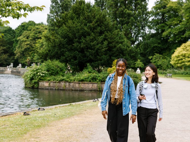 Students walking in University of Nottingham campus