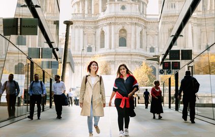 Two KICL students walking near St. Pauls' Cathedral in London
