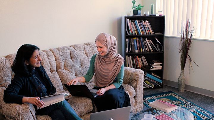 University of Oregon student discussing with a staff