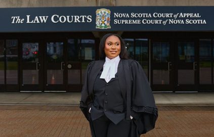 Muriel in front of a law court